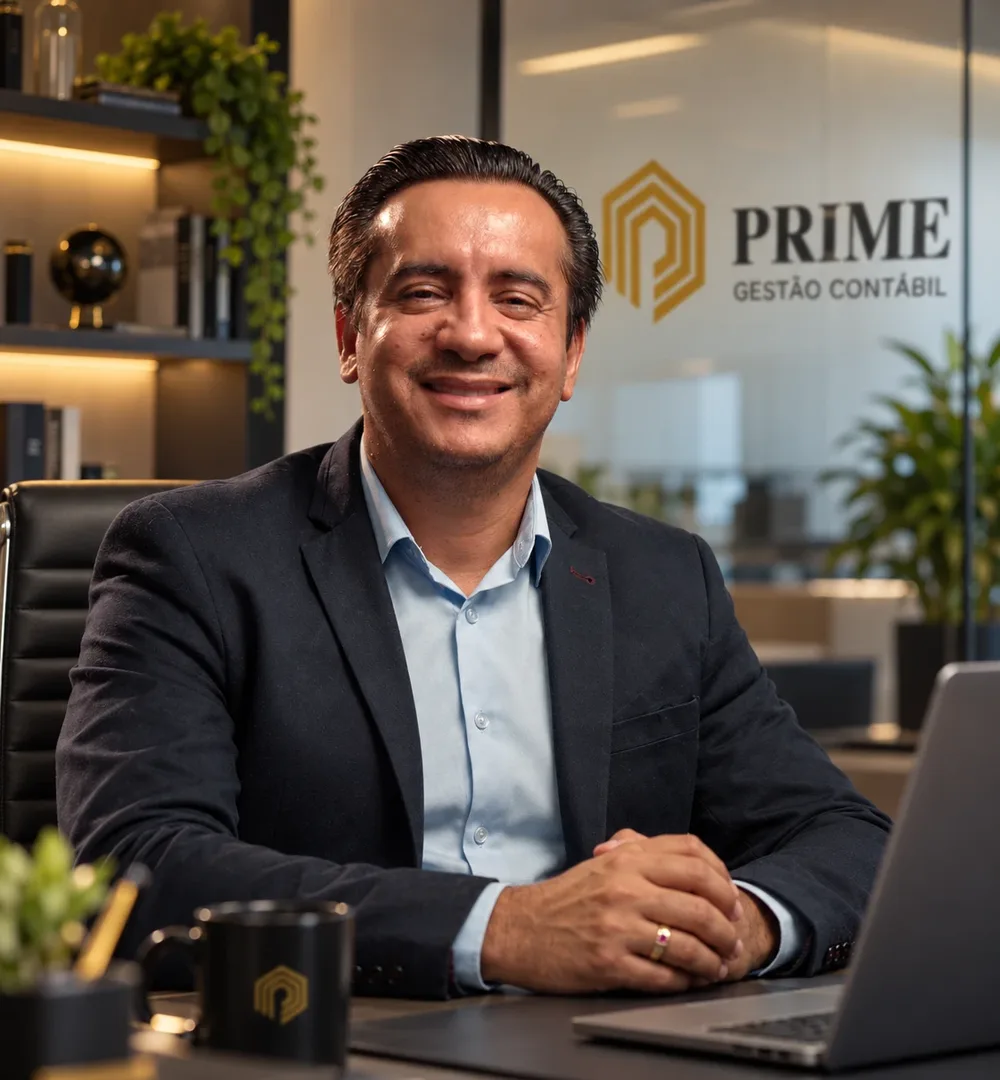 Gildásio Santos da Cruz à mesa de trabalho, na sede da Prime Gestão Contábil