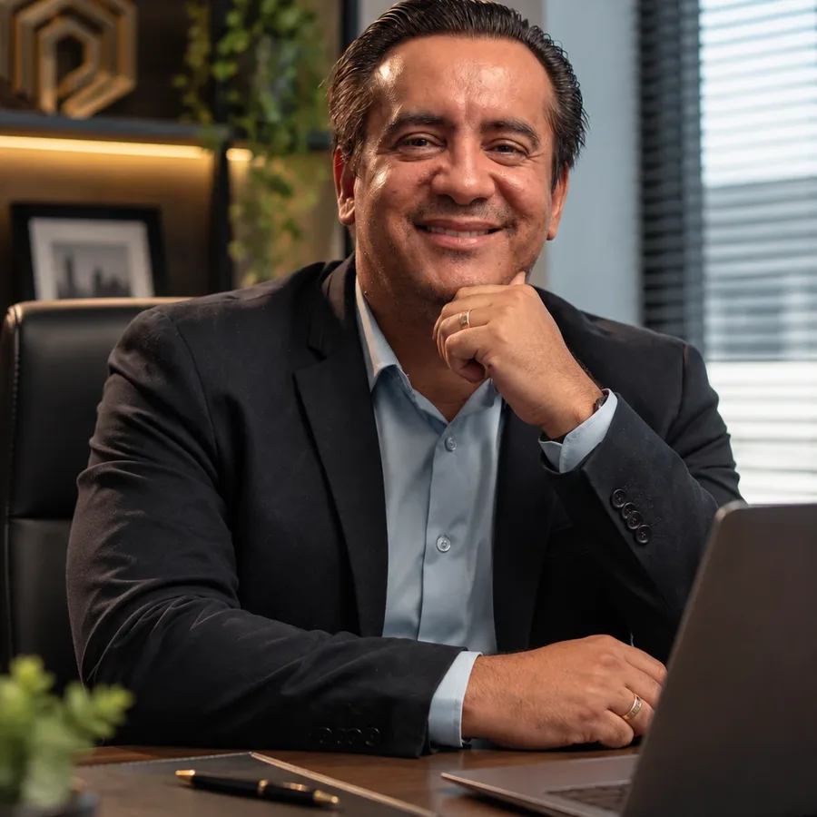 Gildásio Santos da Cruz à mesa de trabalho, na sede da Prime Gestão Contábil